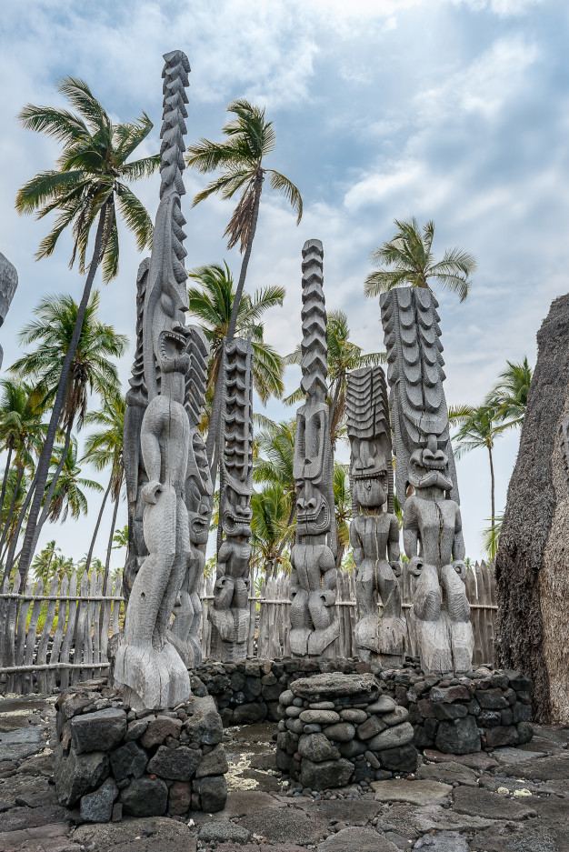 tiki-carved-statue-wood-ancient-sculpture-hawaii_33765-397